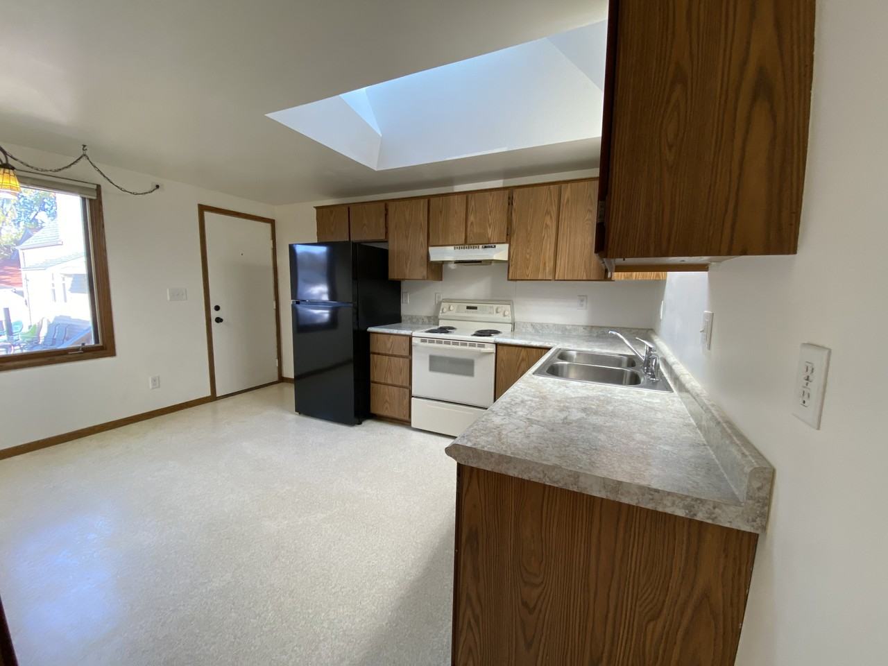 1031 Catherine St - Photo 2 of 23