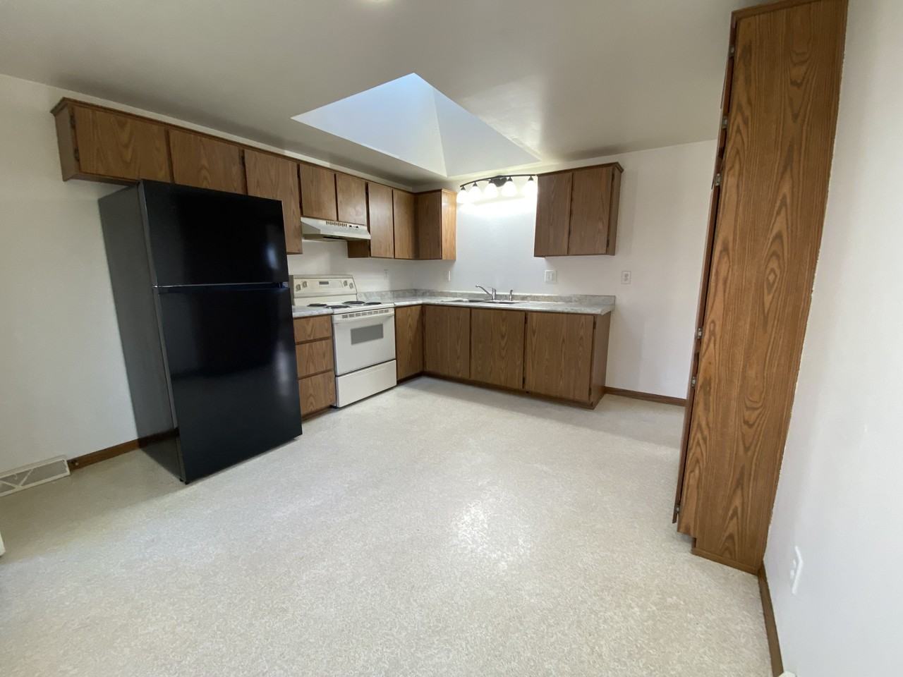 1031 Catherine St - Photo 3 of 23