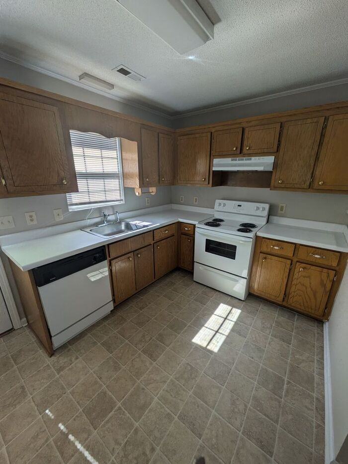 674 W 13th St - Photo 3 of 9