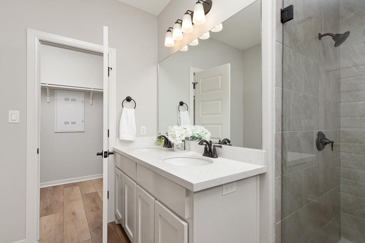 10320 N 15th St - Photo 5 of 11