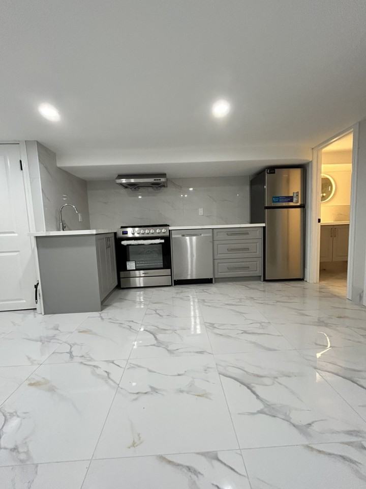 687 Markham St - Photo 3 of 7