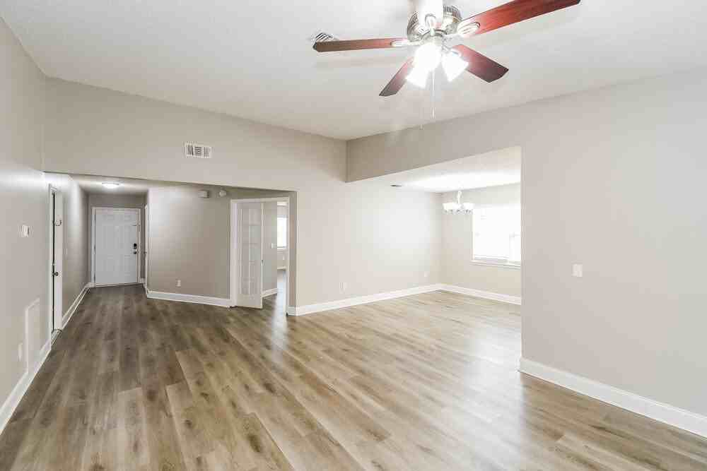 8070 Marseilles Dr - Photo 4 of 16