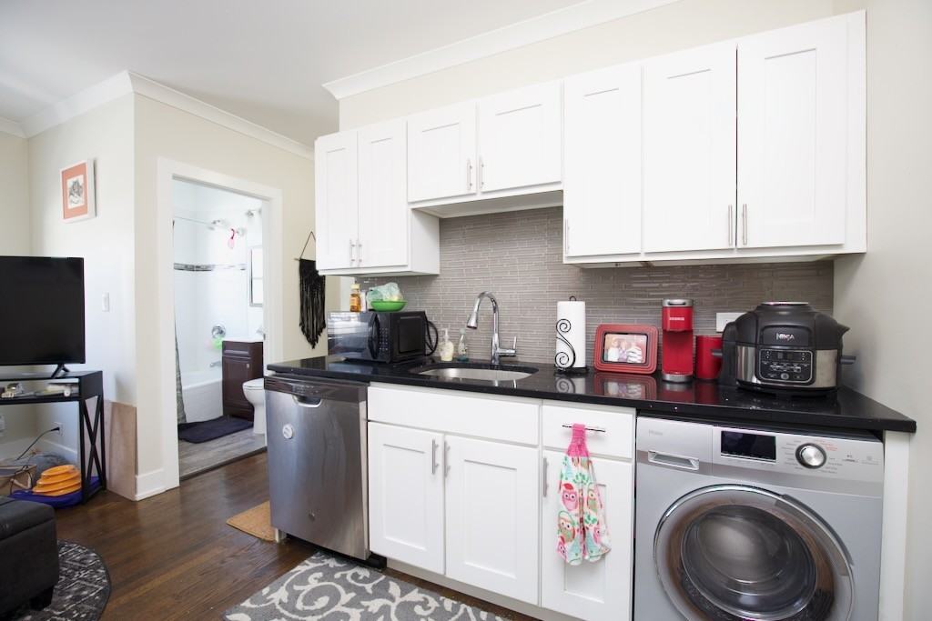 4226 N Clark St #1 - Photo 3 of 18