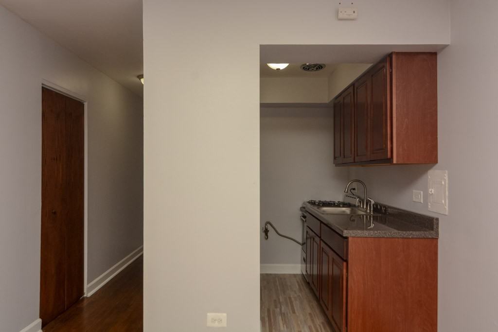 1040 W Hollywood Ave #320 - Photo 4 of 20