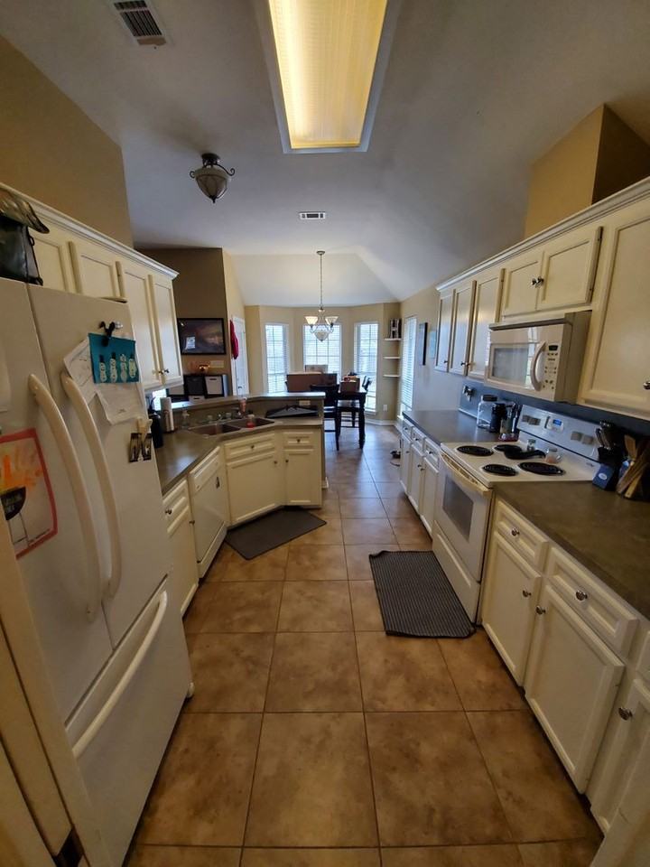 215 Landsburg Ct - Photo 7 of 39