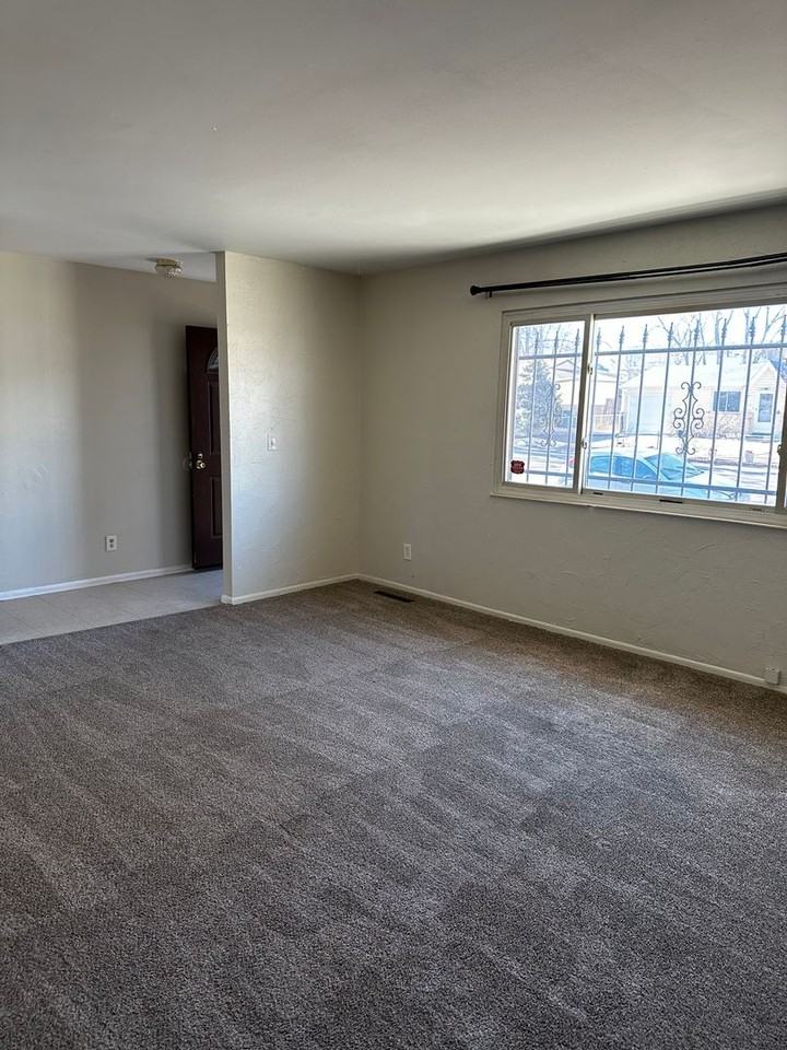 1229 Burnham St - Photo 7 of 18