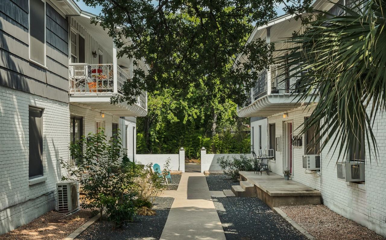 Royal Arms I - Photo 2 of 4