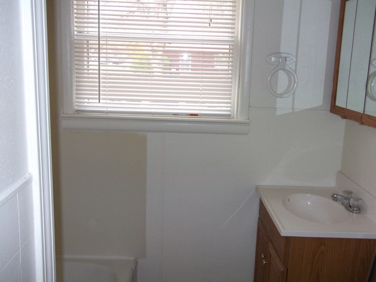 601 E 6th St - Photo 5 of 8