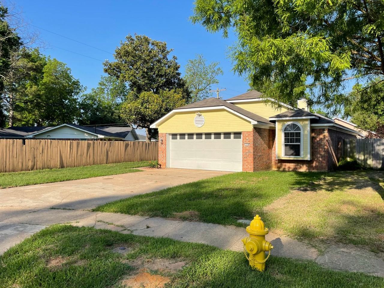 1336 Pecan Sq - Photo 2 of 16