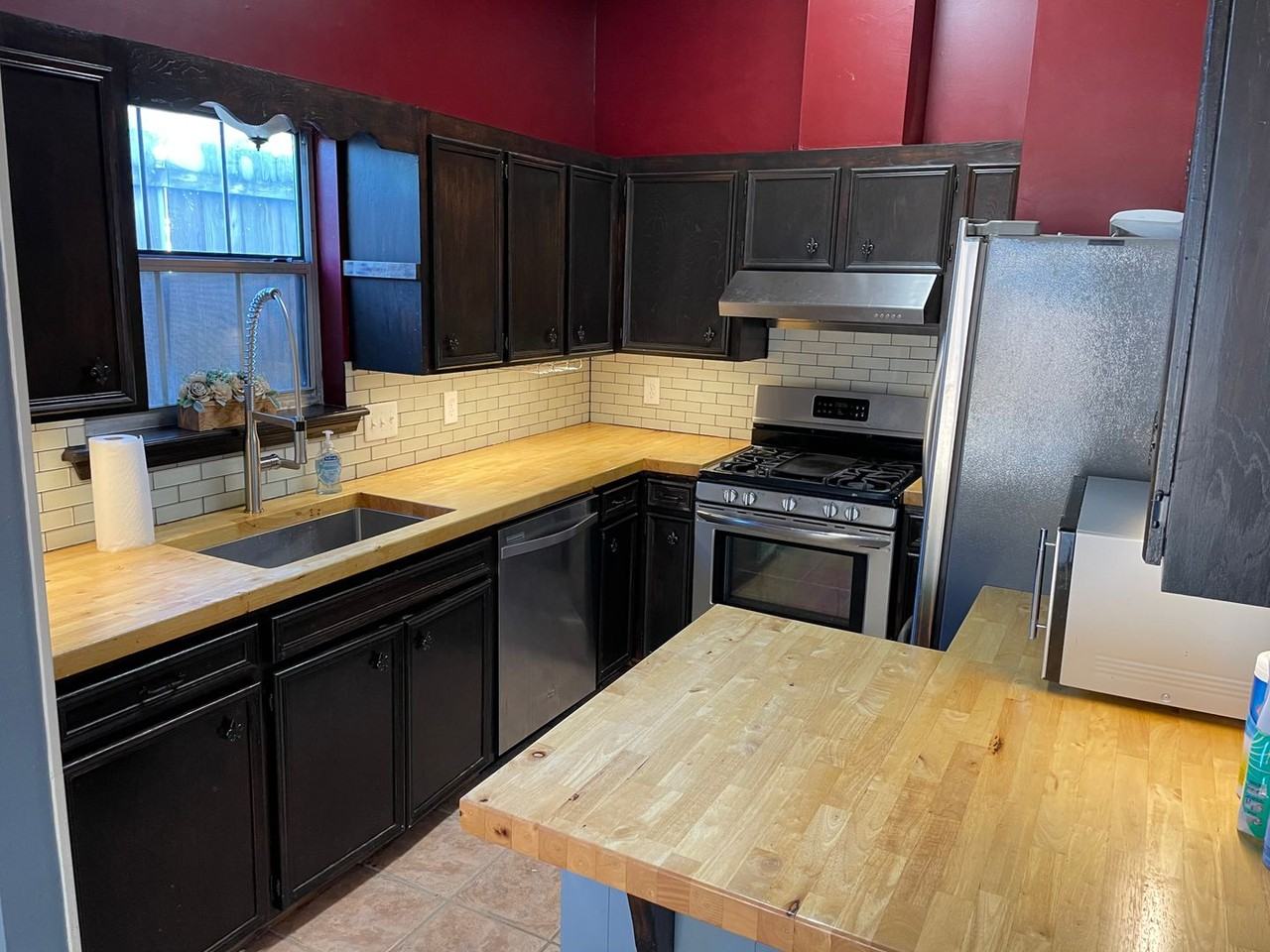 1336 Pecan Sq - Photo 5 of 16