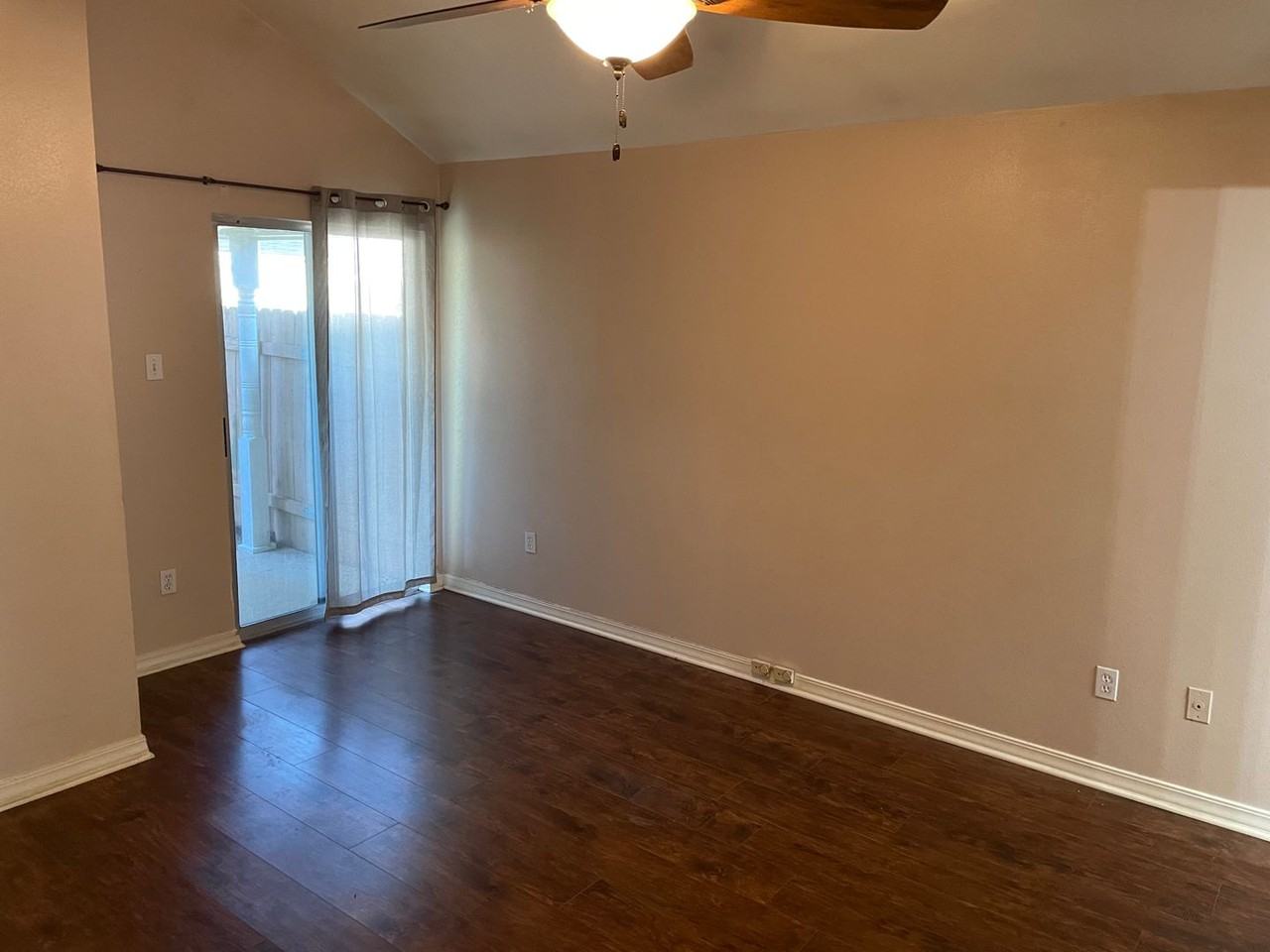 1336 Pecan Sq - Photo 7 of 16