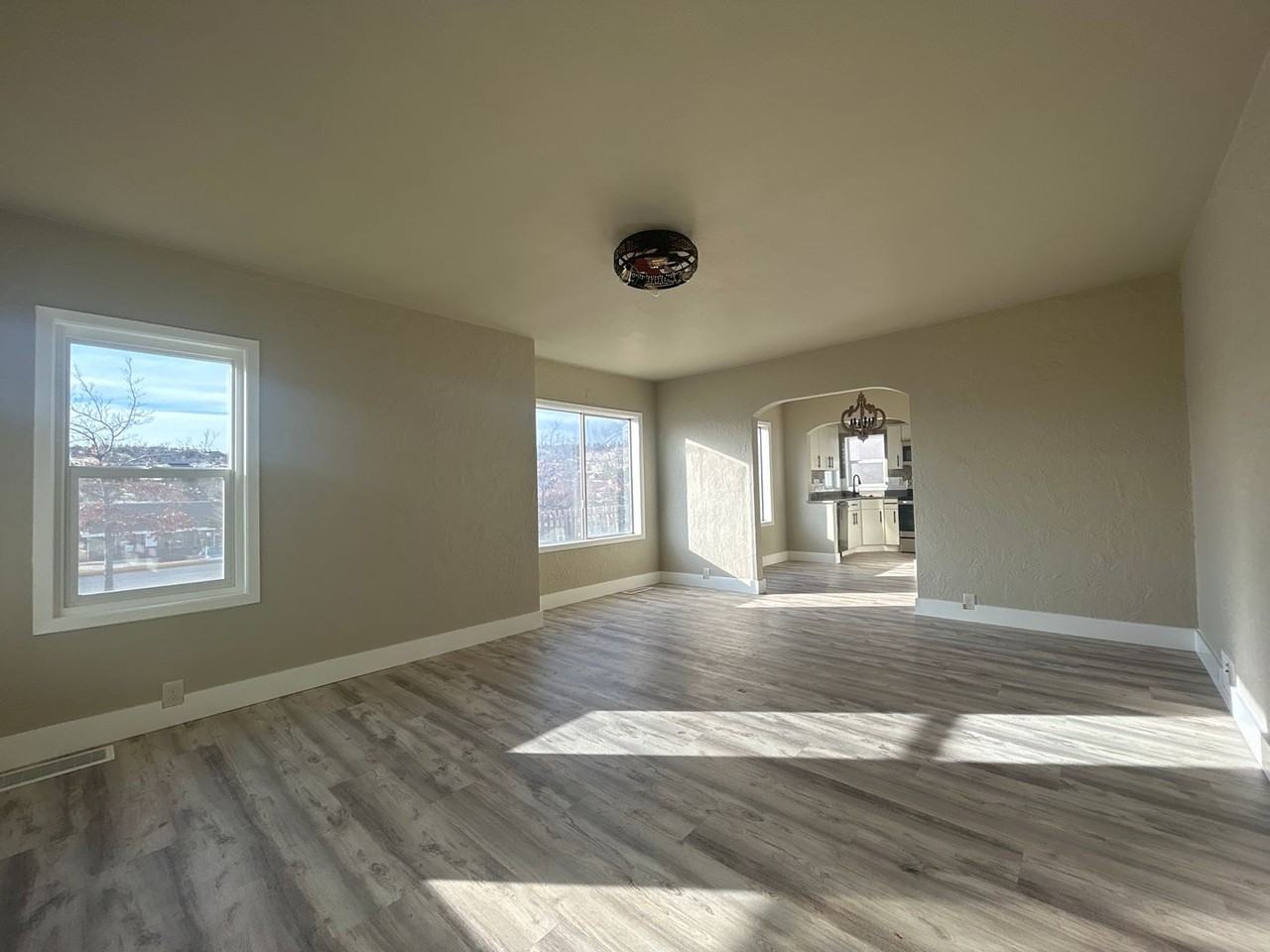 66 Ne Oak St - Photo 3 of 8