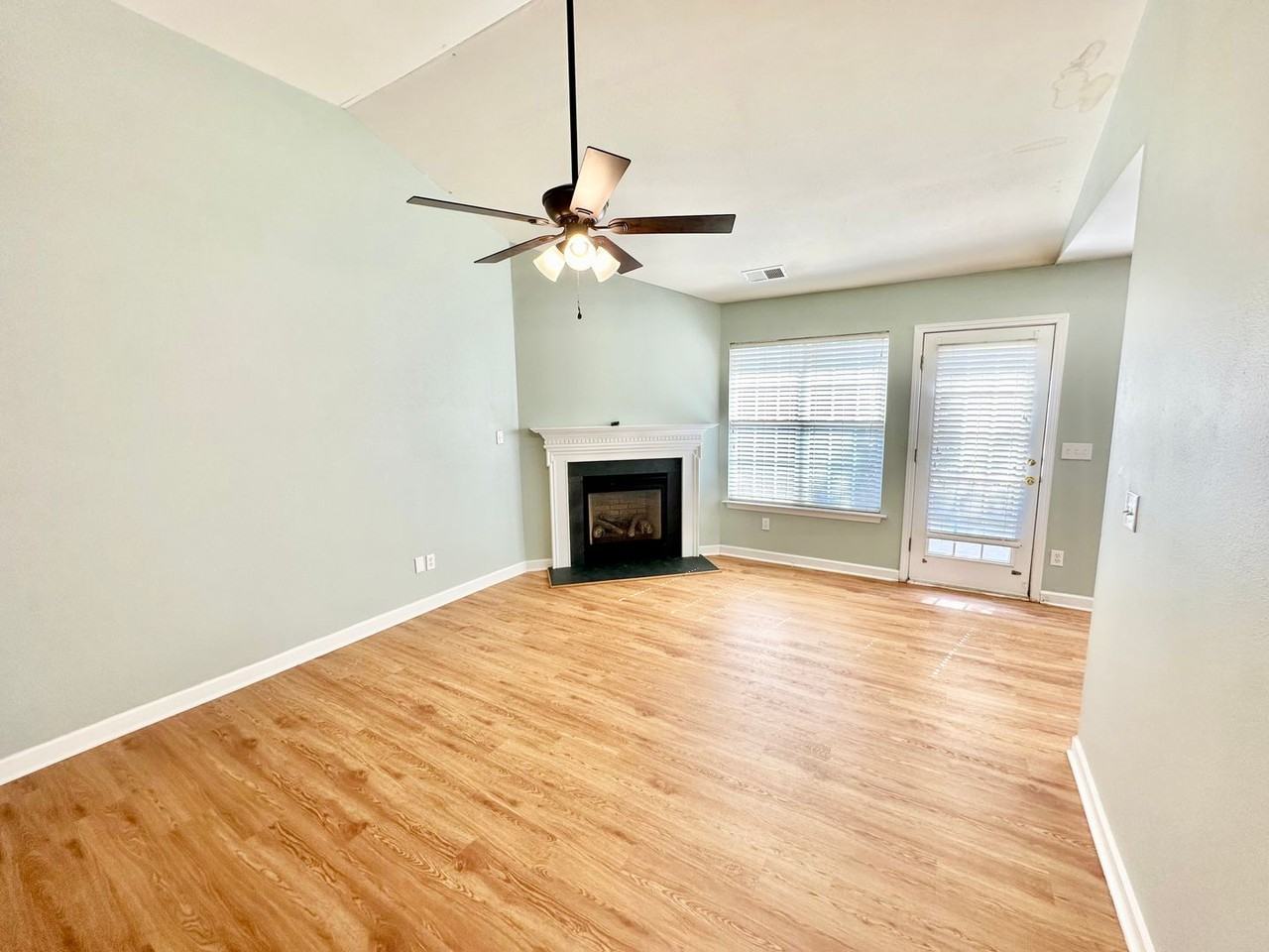 4699 English Trl - Photo 2 of 14