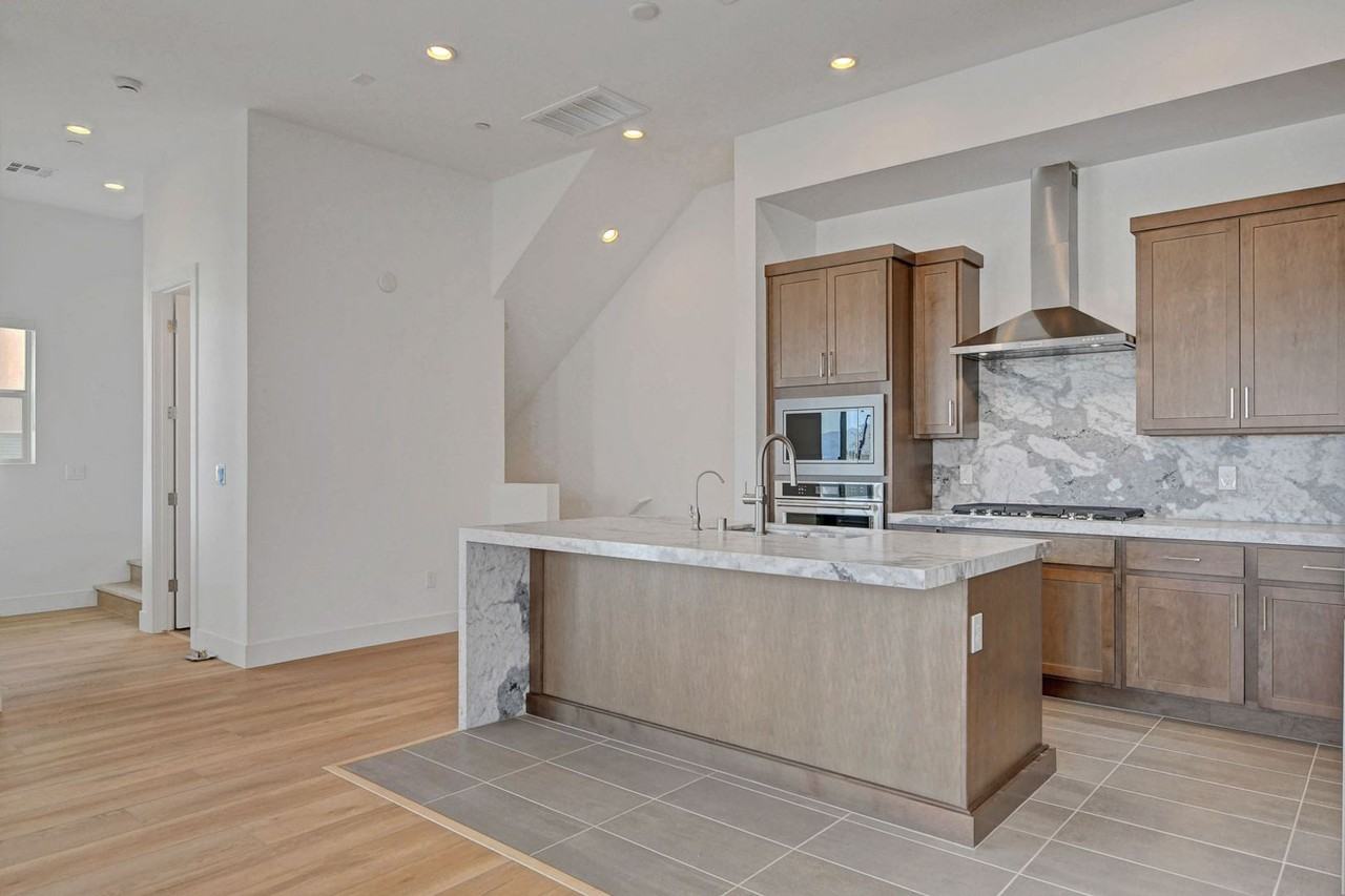 670 Grey Saker St - Photo 3 of 32