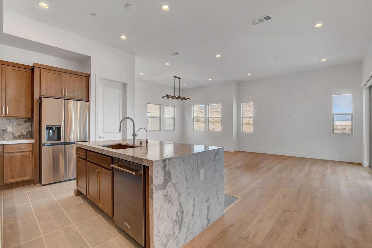 670 Grey Saker St - Photo 4 of 32