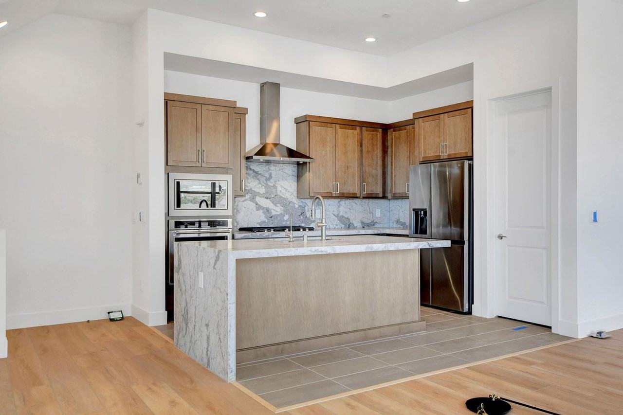 670 Grey Saker St - Photo 5 of 32