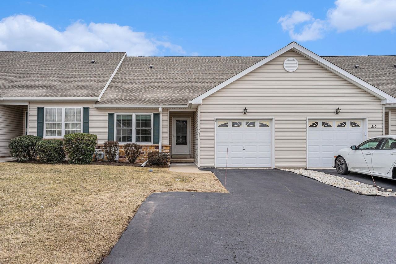 208 Franklin Ct - Photo 2 of 20