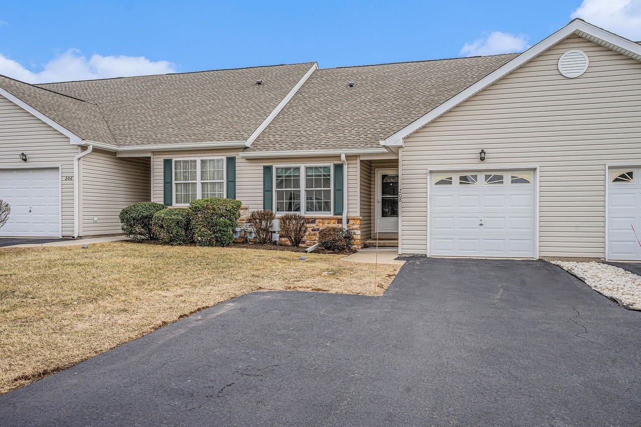 208 Franklin Ct - Photo 3 of 20