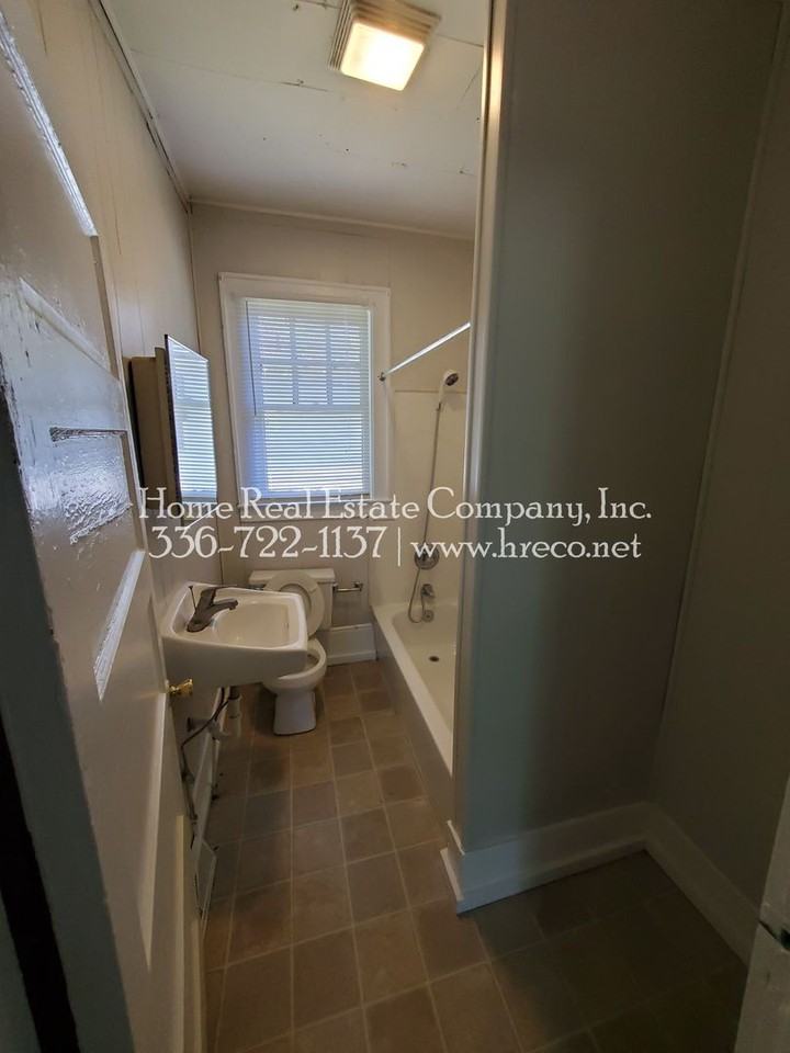 916 N Jackson Ave - Photo 3 of 7