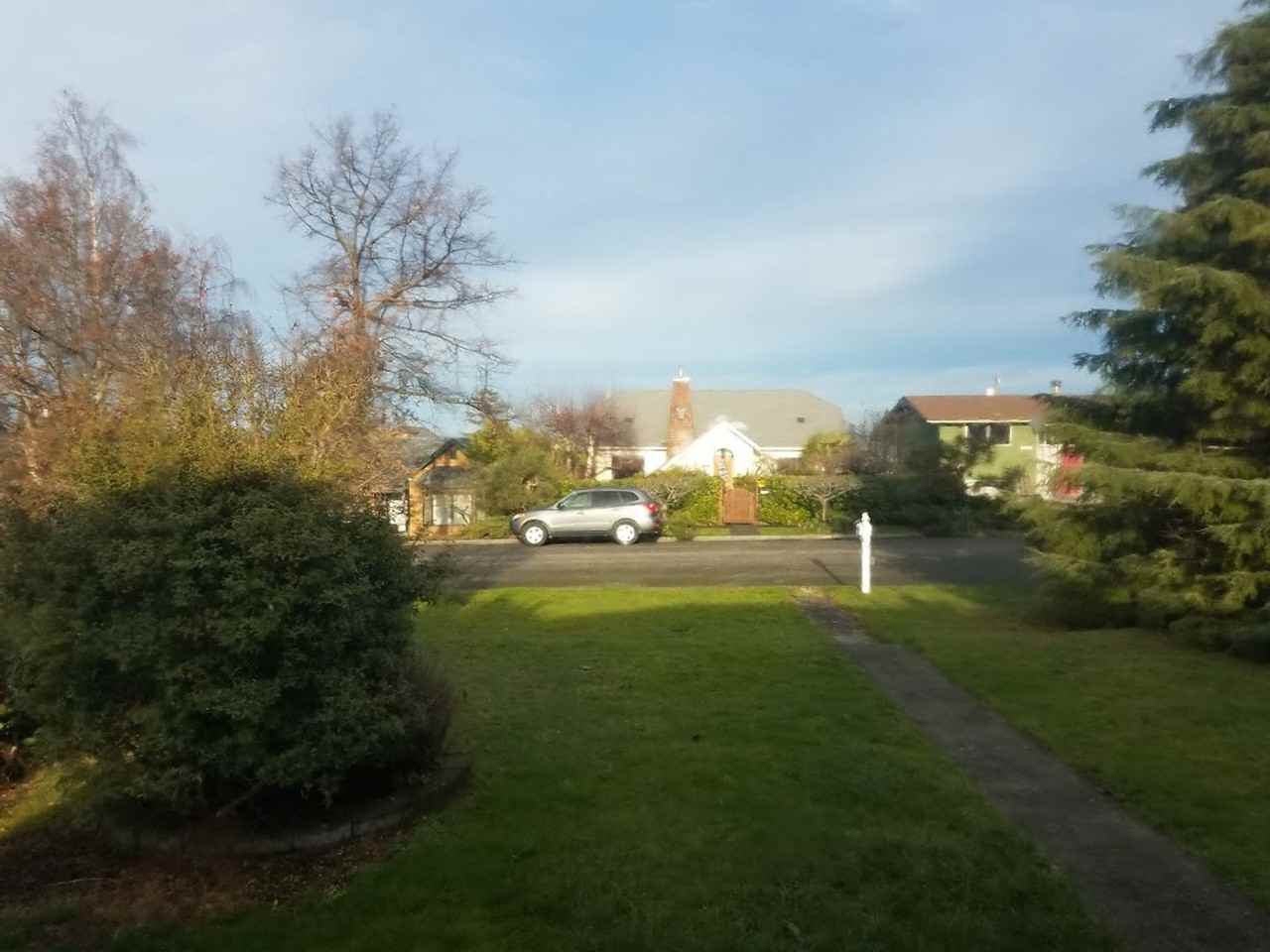 1020 E 7th St - Photo 2 of 28