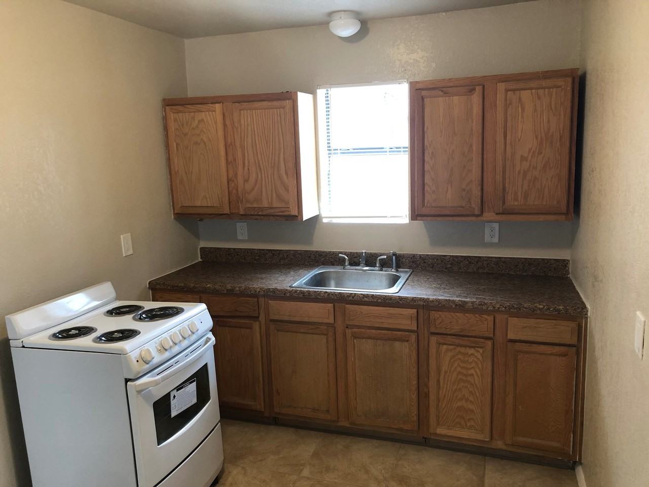 208 W 8th St - Photo 5 of 8