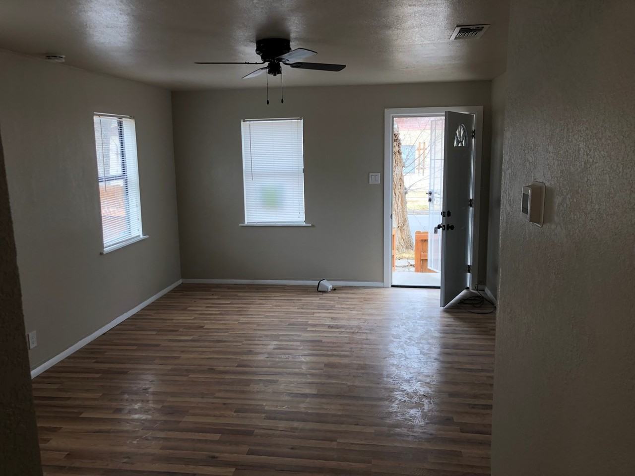 208 W 8th St - Photo 6 of 8