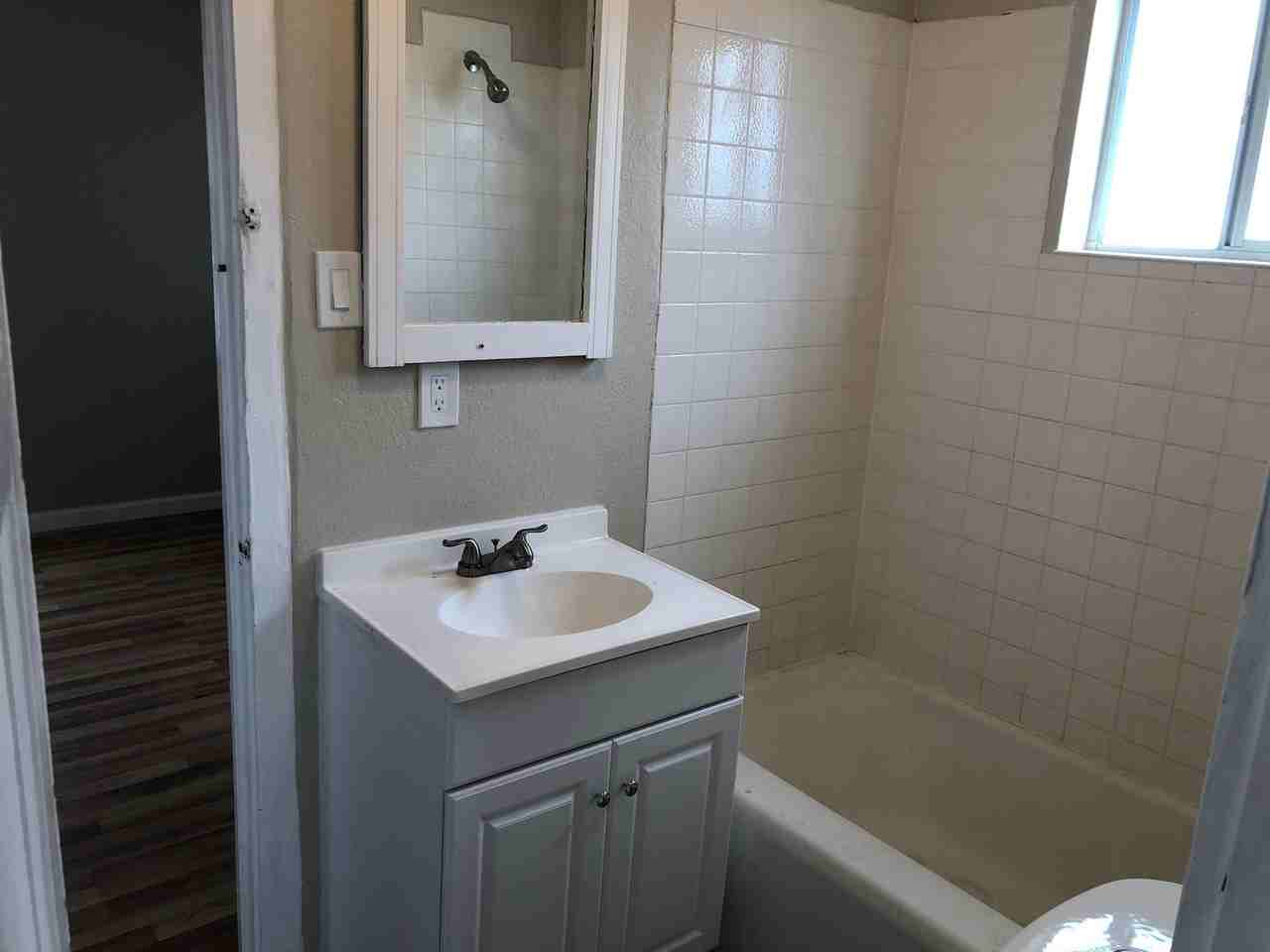 208 W 8th St - Photo 3 of 8