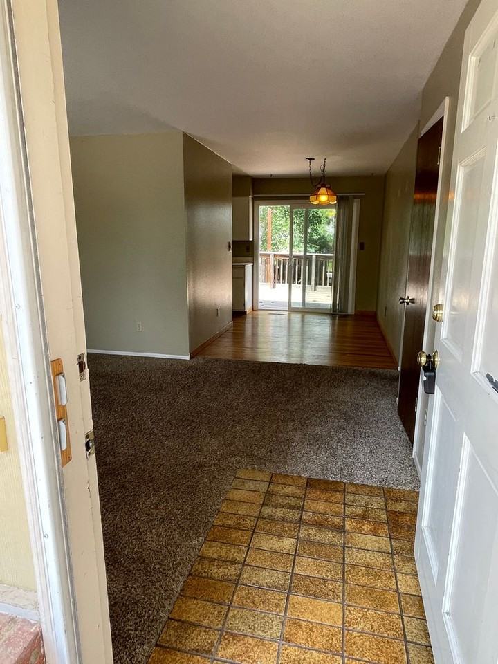 1007 Timber Ln - Photo 4 of 45