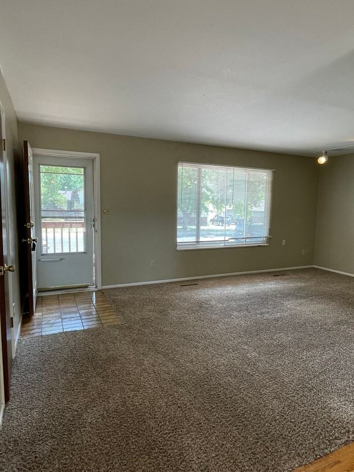 1007 Timber Ln - Photo 6 of 45