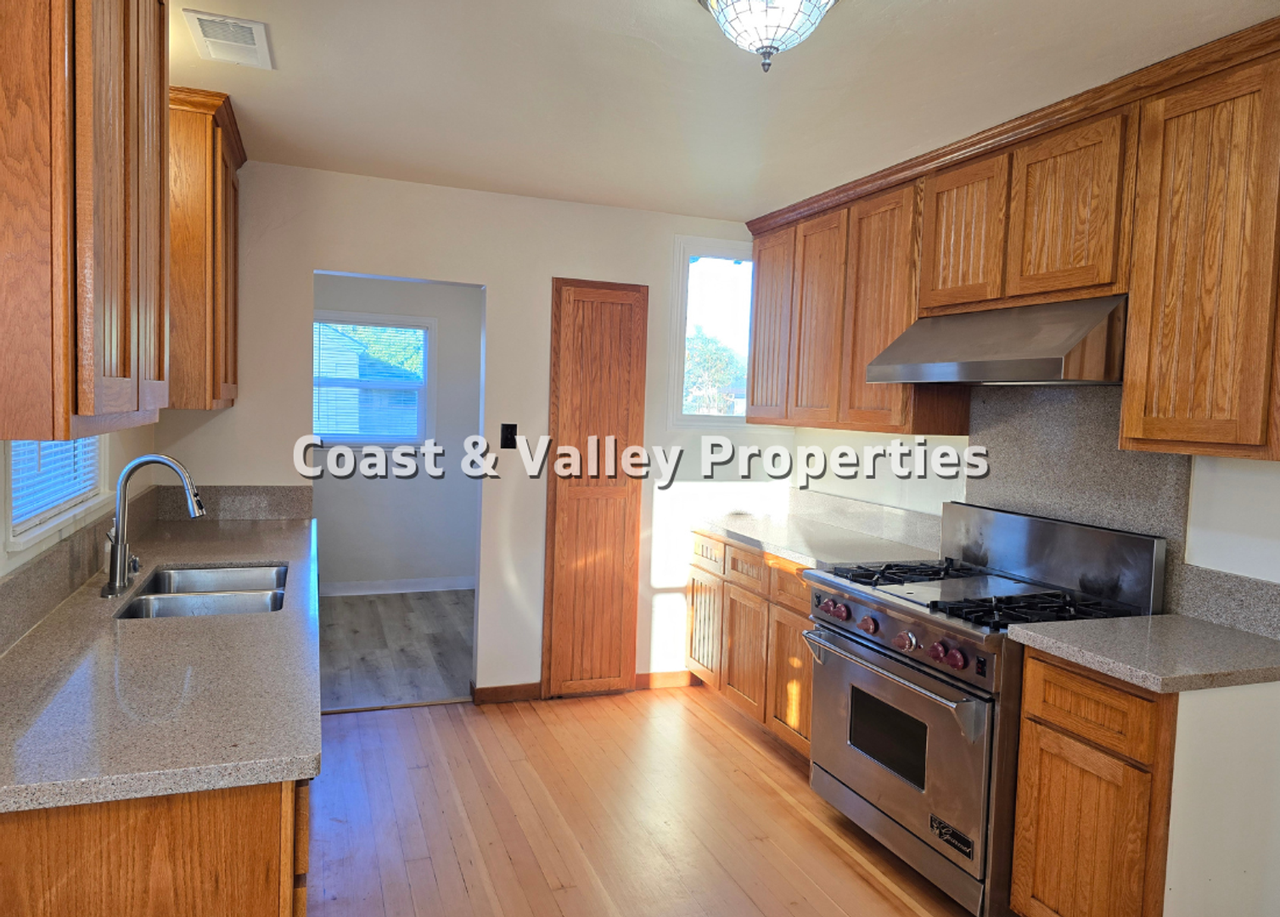 522 Capitol St - Photo 2 of 13