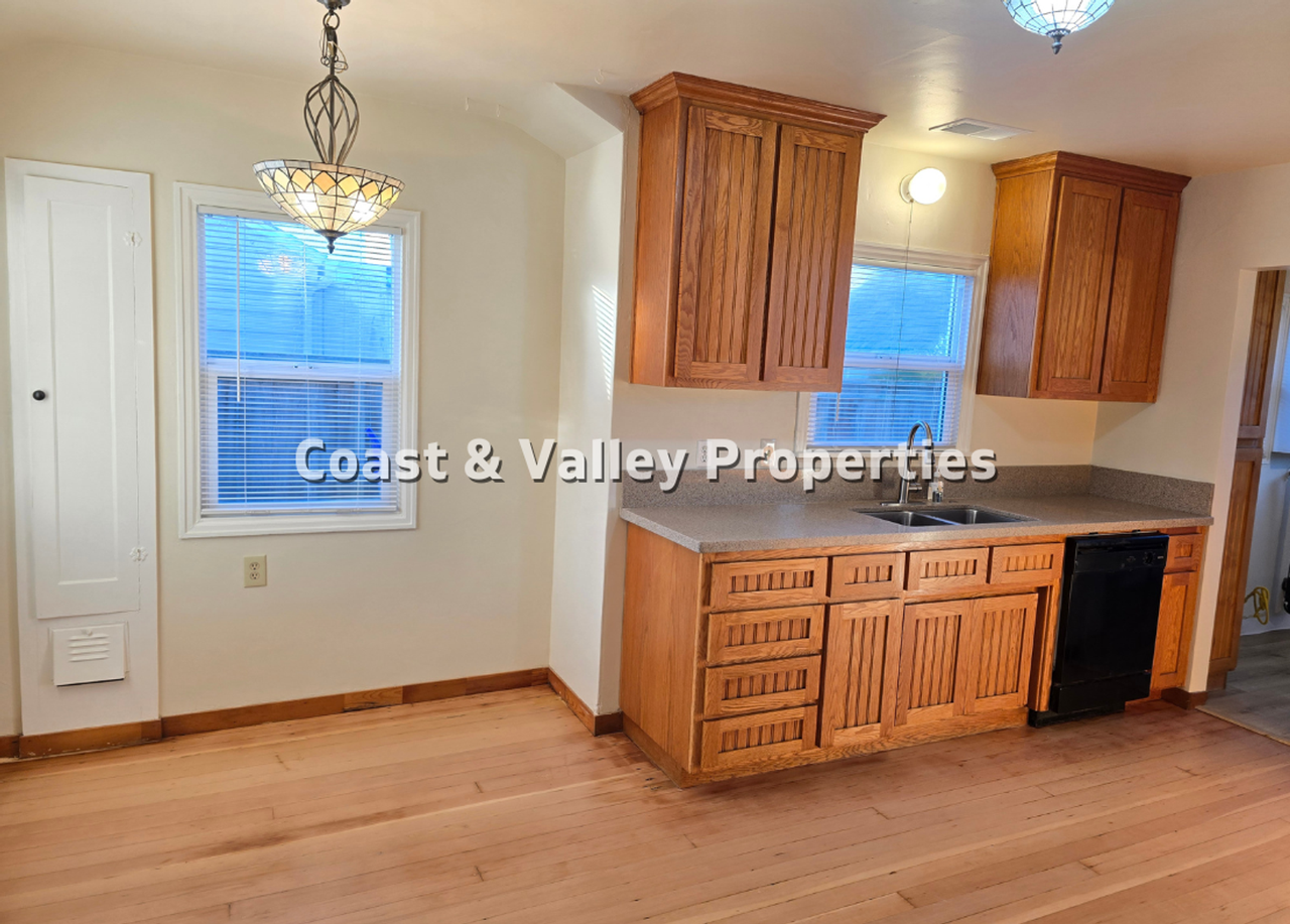 522 Capitol St - Photo 3 of 13