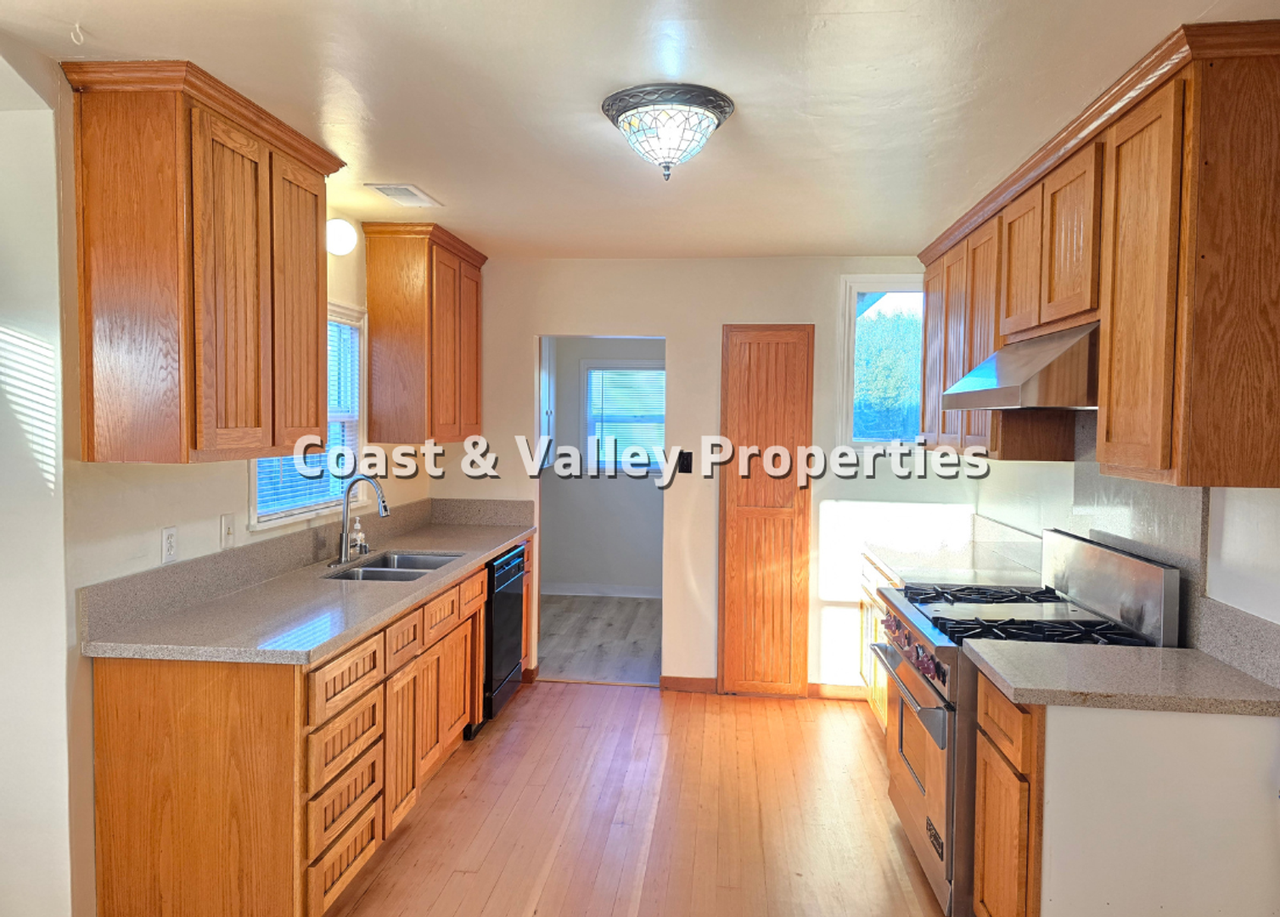 522 Capitol St - Photo 4 of 13