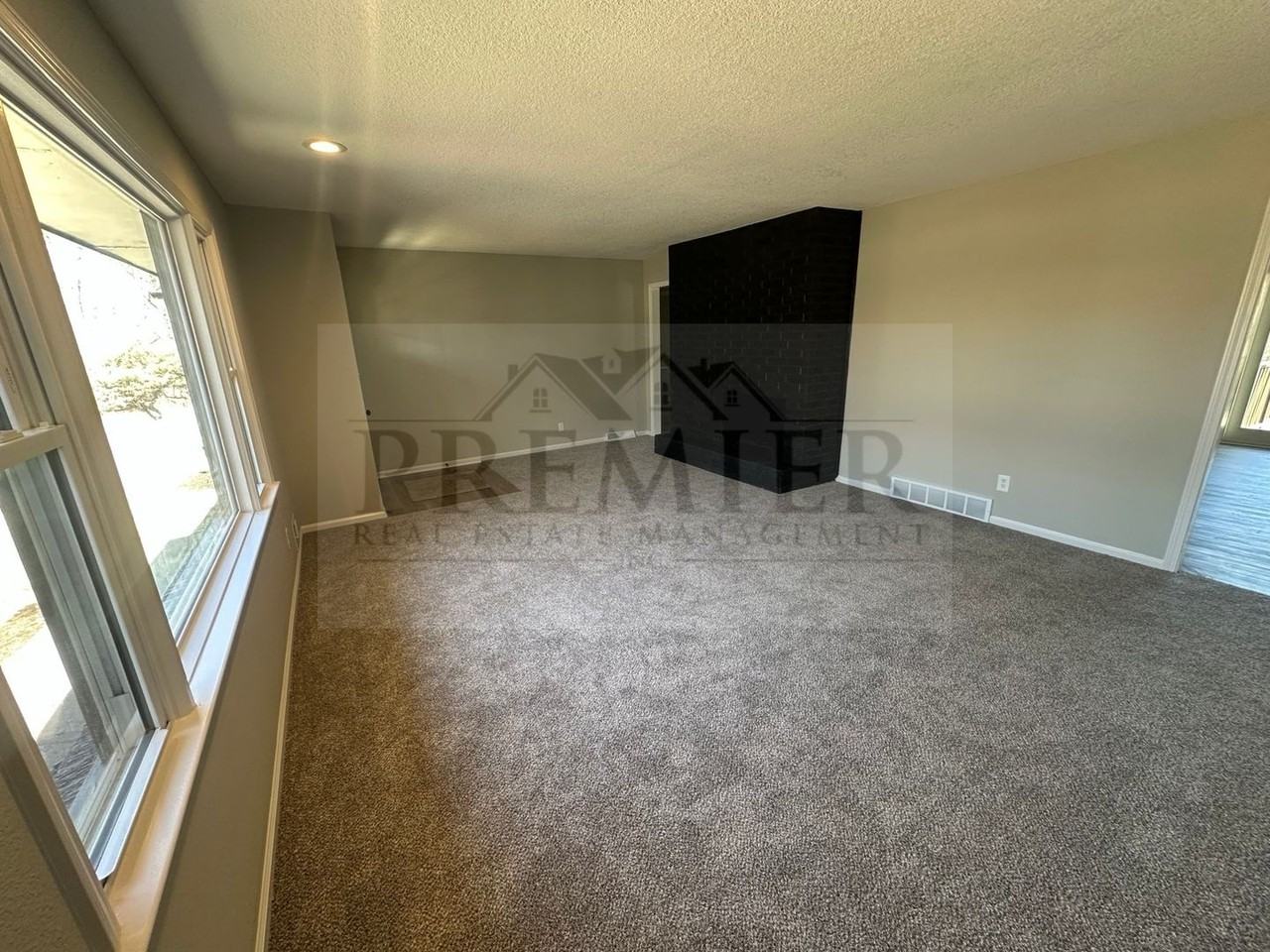 5613 Palmer Ave - Photo 2 of 32