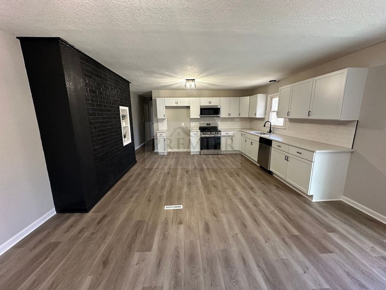 5613 Palmer Ave - Photo 3 of 32