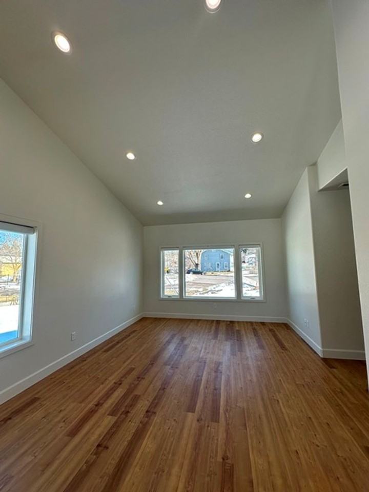 1133 Hanks St - Photo 2 of 15