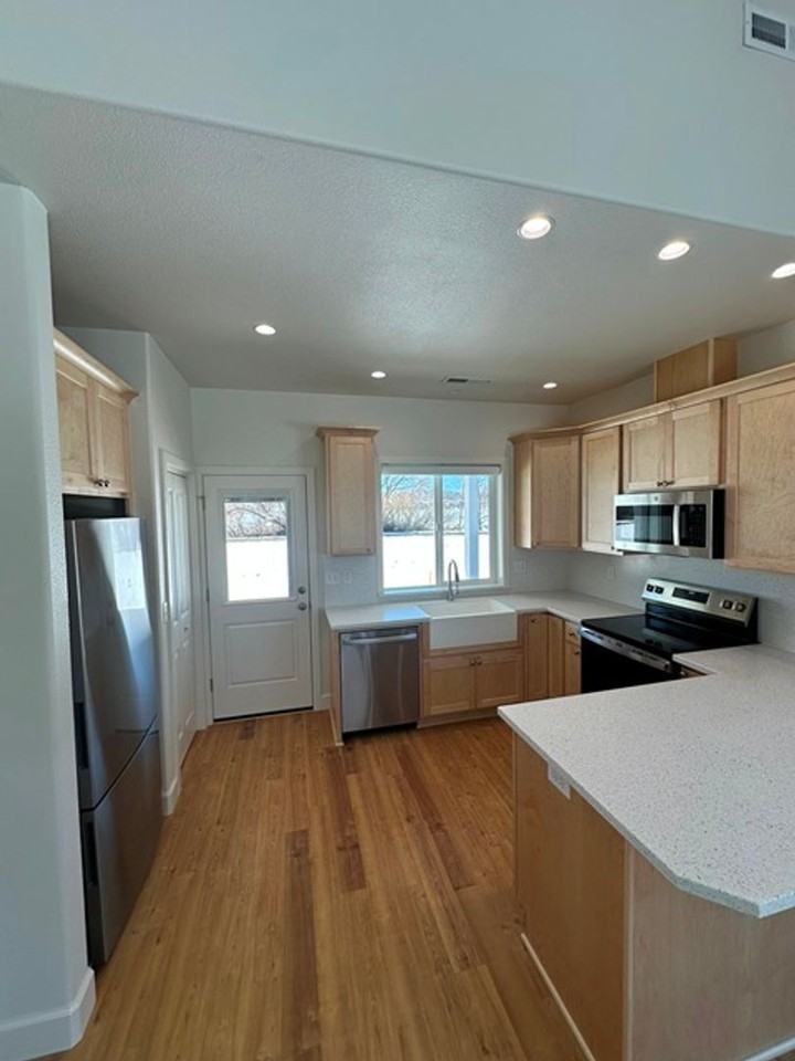 1133 Hanks St - Photo 3 of 15