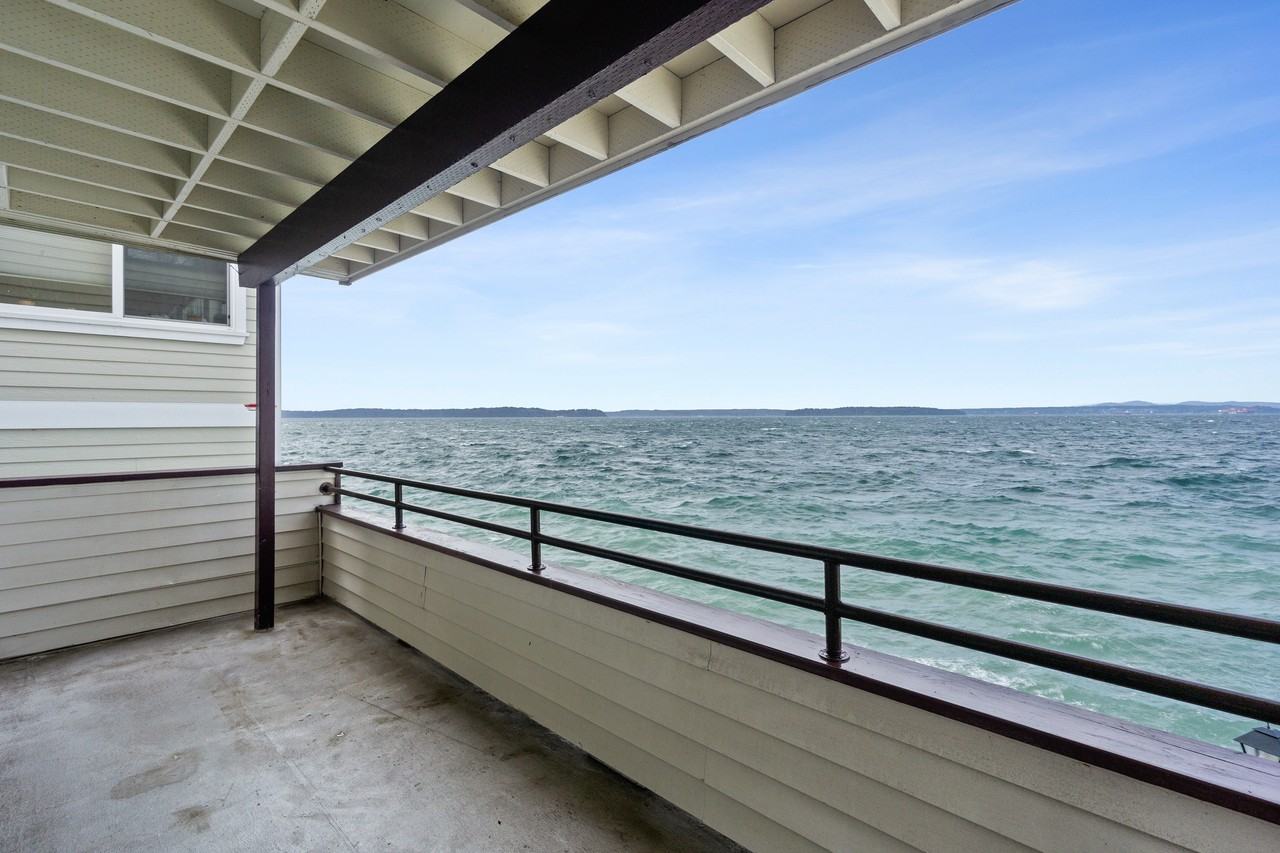 4703 Beach Dr Sw - Photo 2 of 21