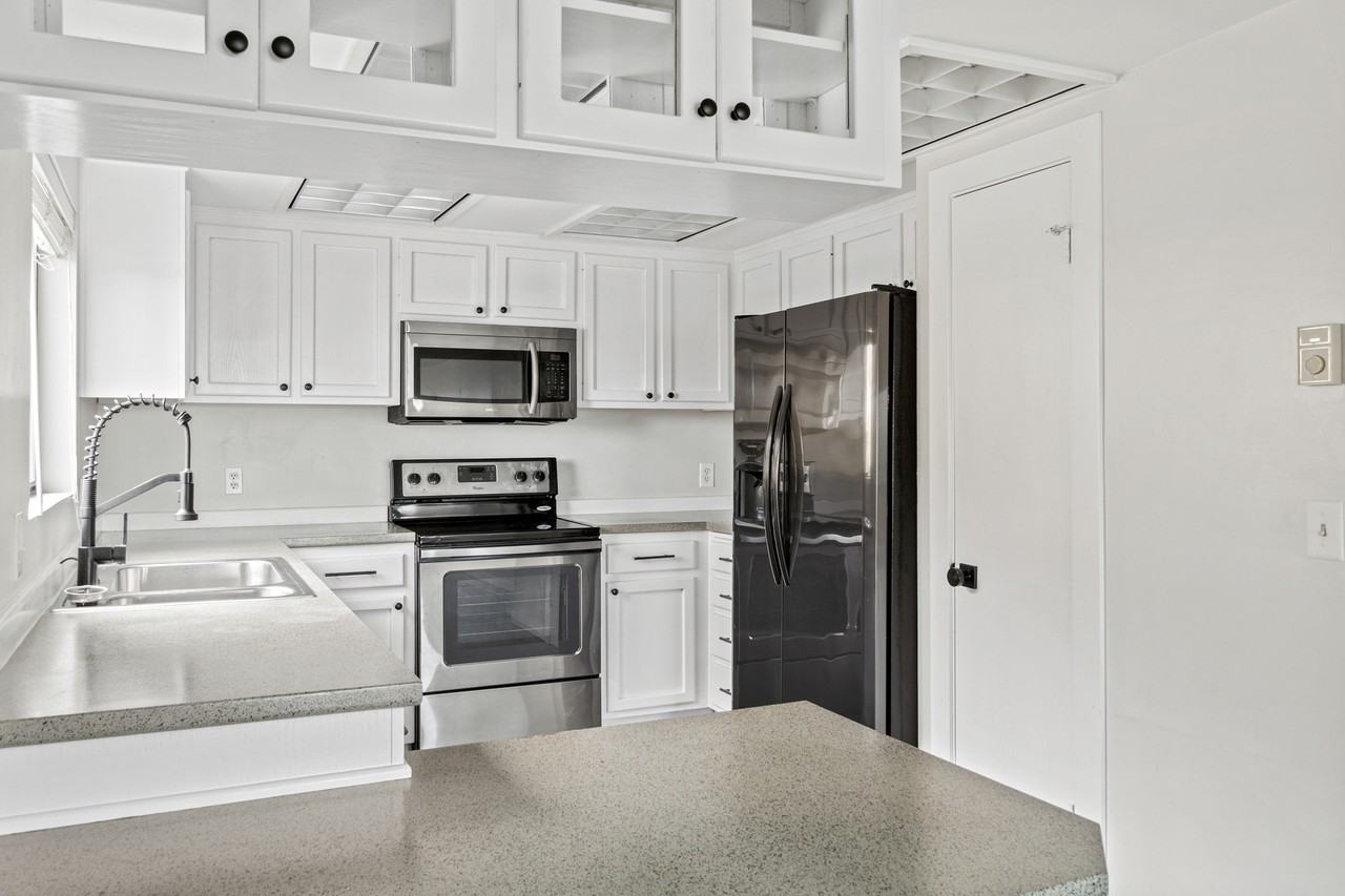 4703 Beach Dr Sw - Photo 4 of 21