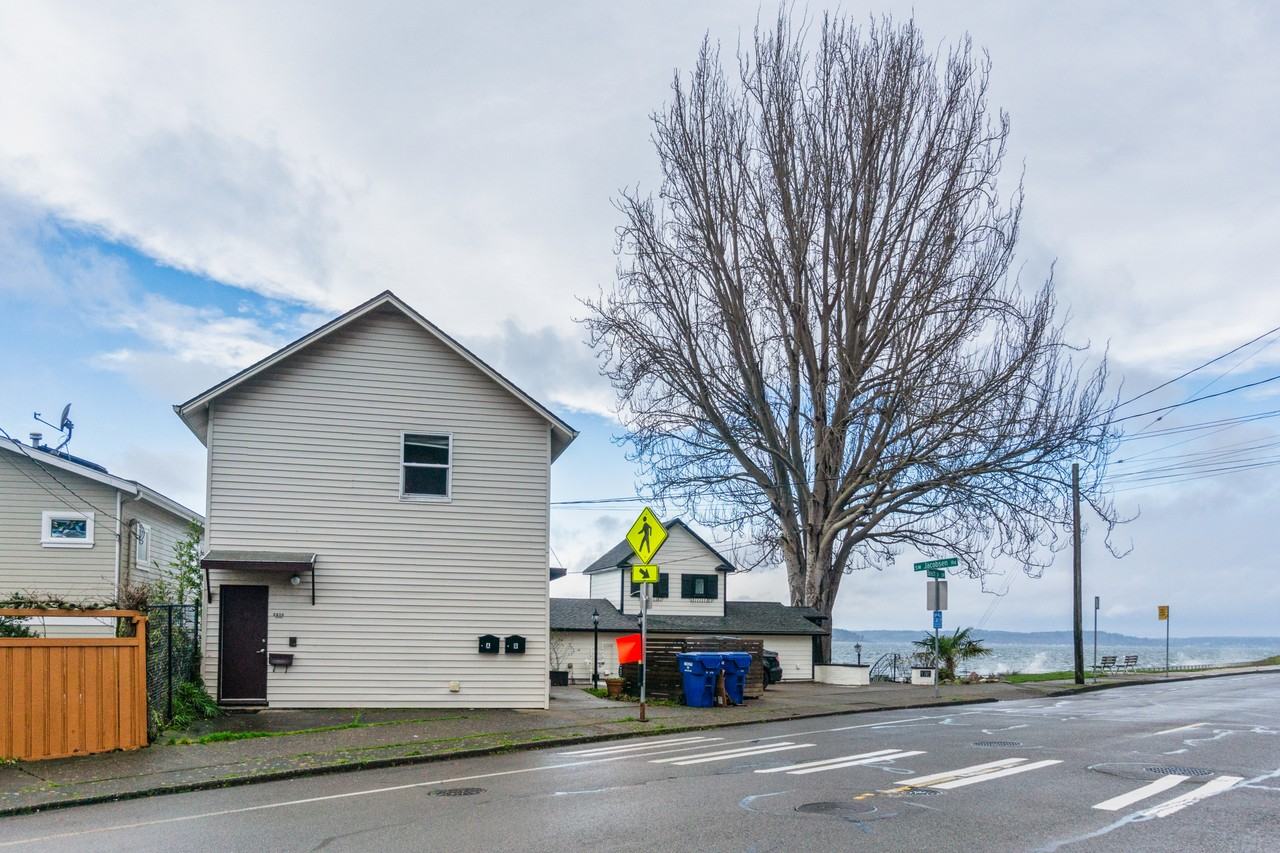 4703 Beach Dr Sw - Photo 3 of 21