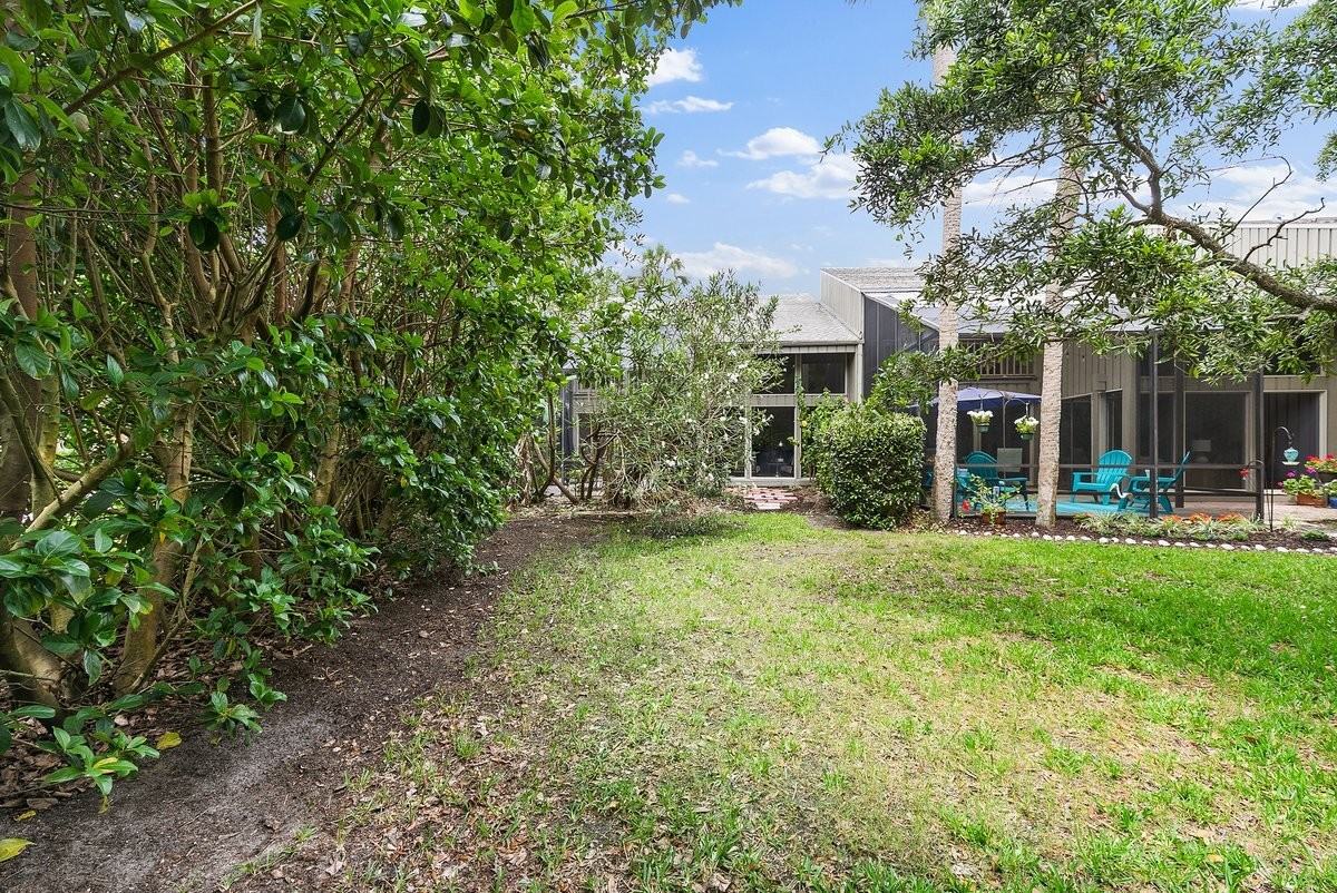 10091 Sawgrass Dr E #1 - Photo 4 of 40