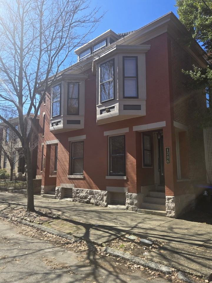 1206 Garvin Pl - Photo 3 of 17