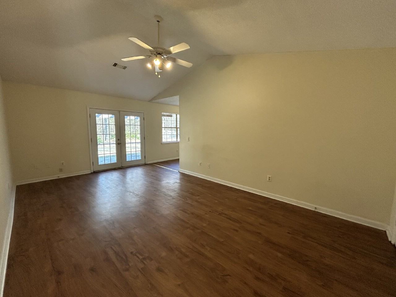 317 Jefferson Cir Se - Photo 2 of 10