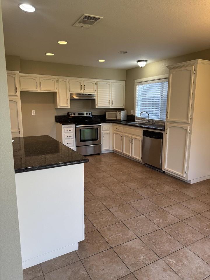 3308 Columbia Ave - Photo 3 of 9