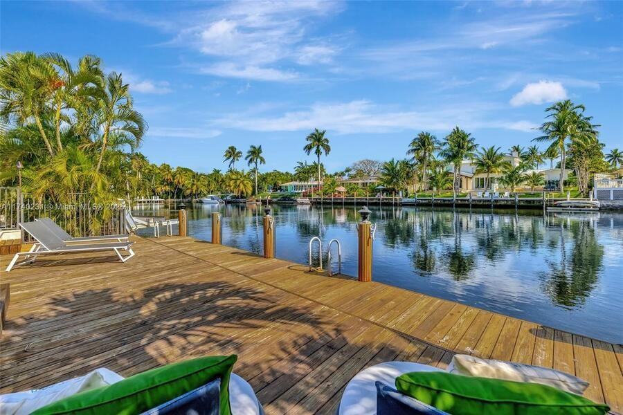 2348 Ne 20th St - Photo 3 of 34