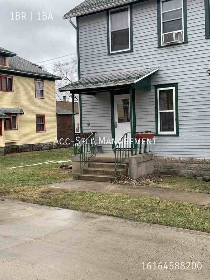 205 Valley Ave Nw #3 - Photo 2 of 8