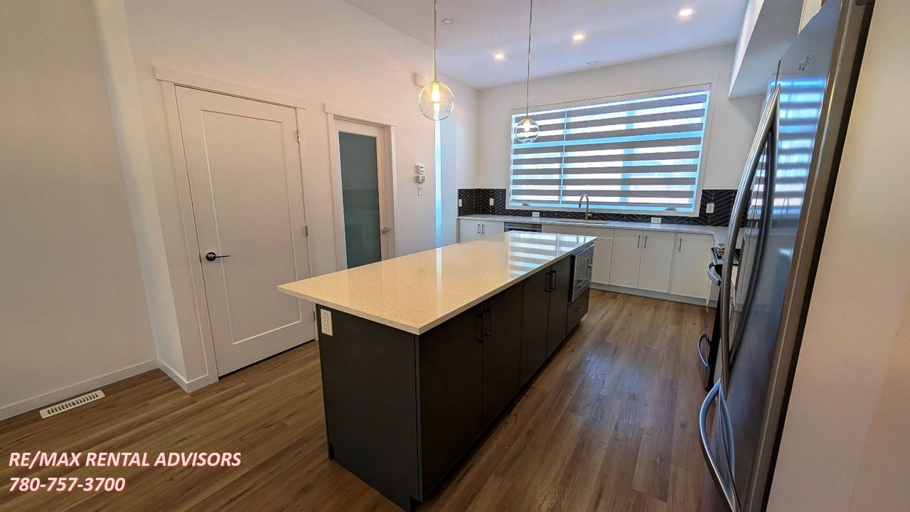 313 Masters Ave Se - Photo 3 of 20