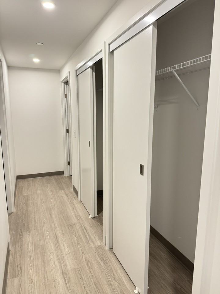 1045 Nelson St - Photo 4 of 20