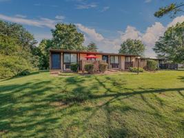 featured image of 1000 Lakeshore Dr