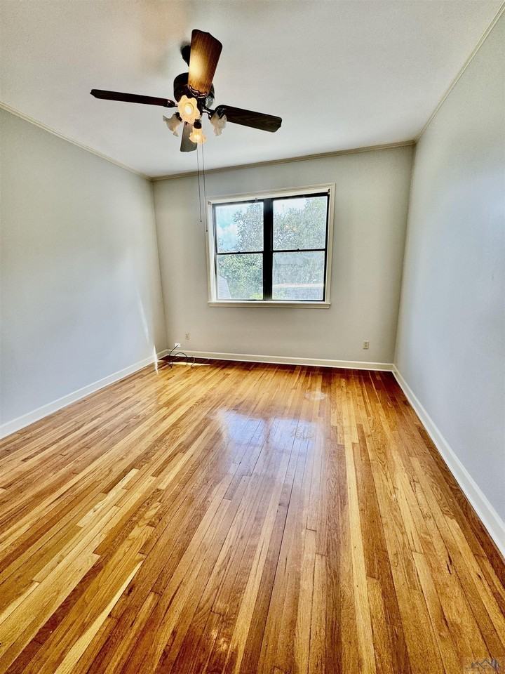 807 Ridgefield Road - Photo 4 of 11