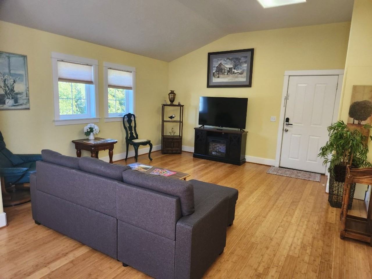 1280 1280 Oak St - Juliet Carriage House #3 - Photo 4 of 13